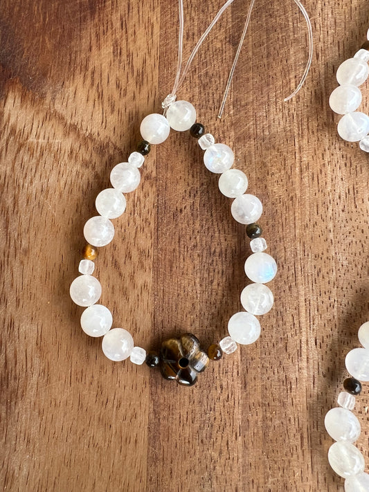 🌙 Gardienne Lunaire
Talisman d’intuition, de protection et de souveraineté intérieure