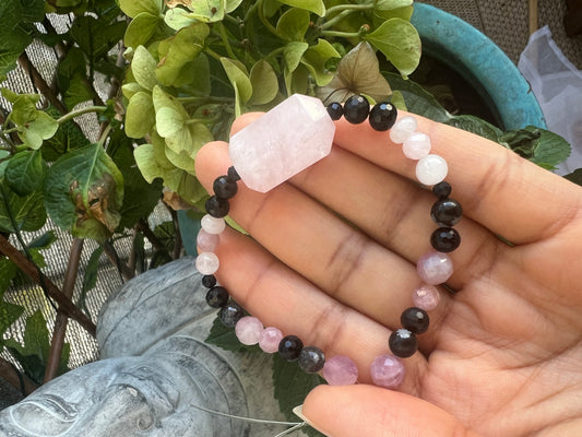 💗 L’ÉTREINTE DE VÉNUS
Talisman d’amour conscient, de protection du cœur et d’amour de soi