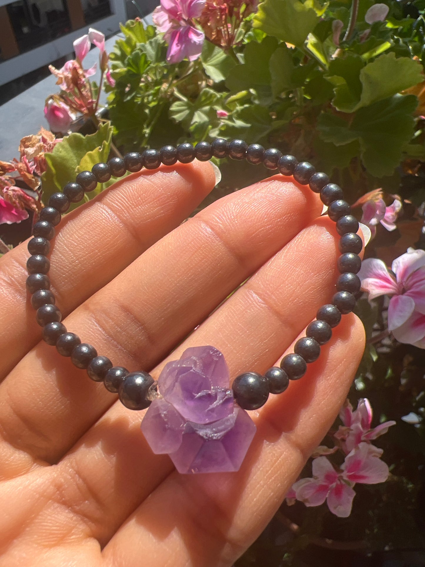 🌙 LA ROSE DE MINUIT

Talisman de protection, d’ancrage et de reliance aux sphères supérieures