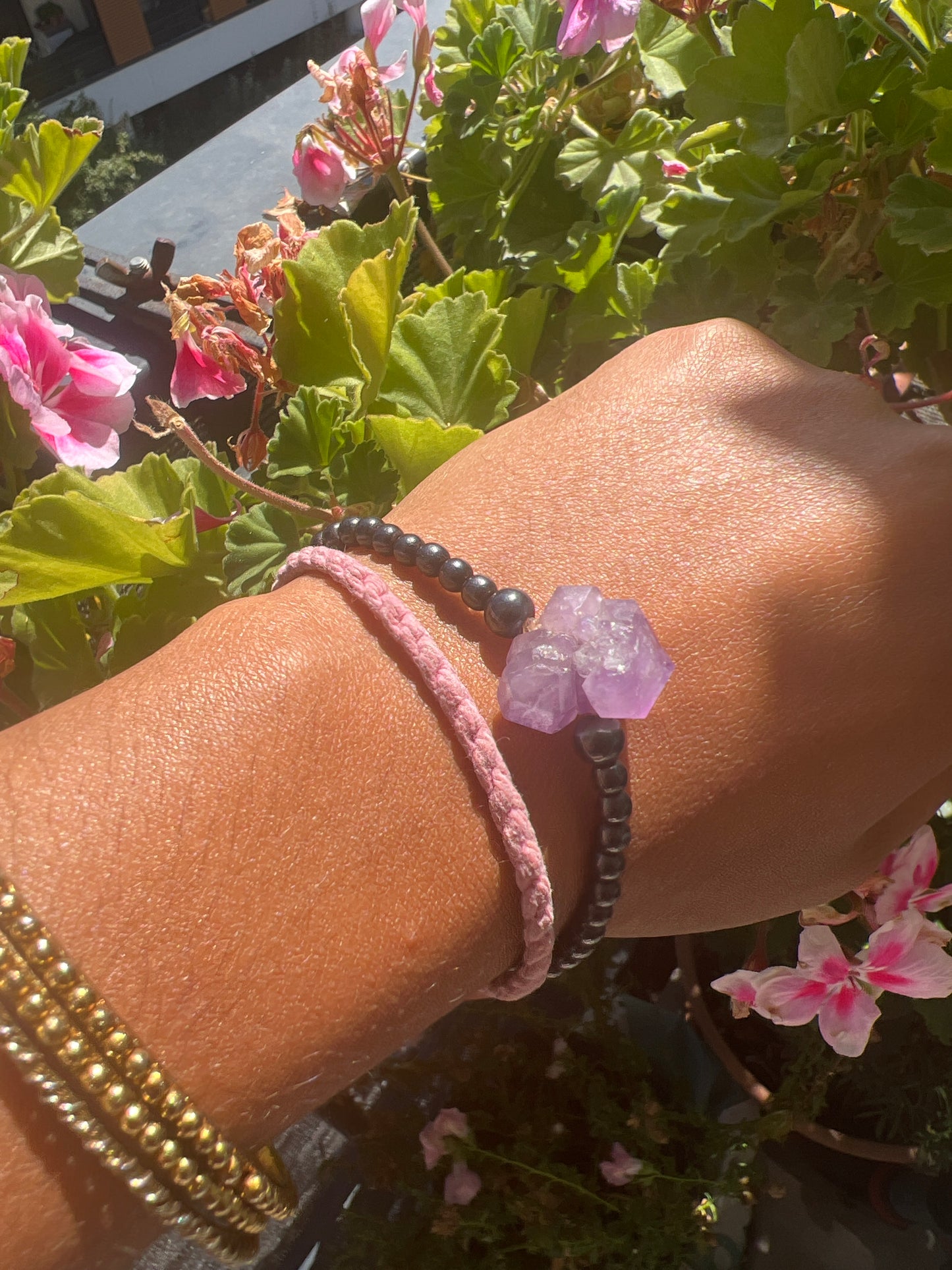 🌙 LA ROSE DE MINUIT

Talisman de protection, d’ancrage et de reliance aux sphères supérieures