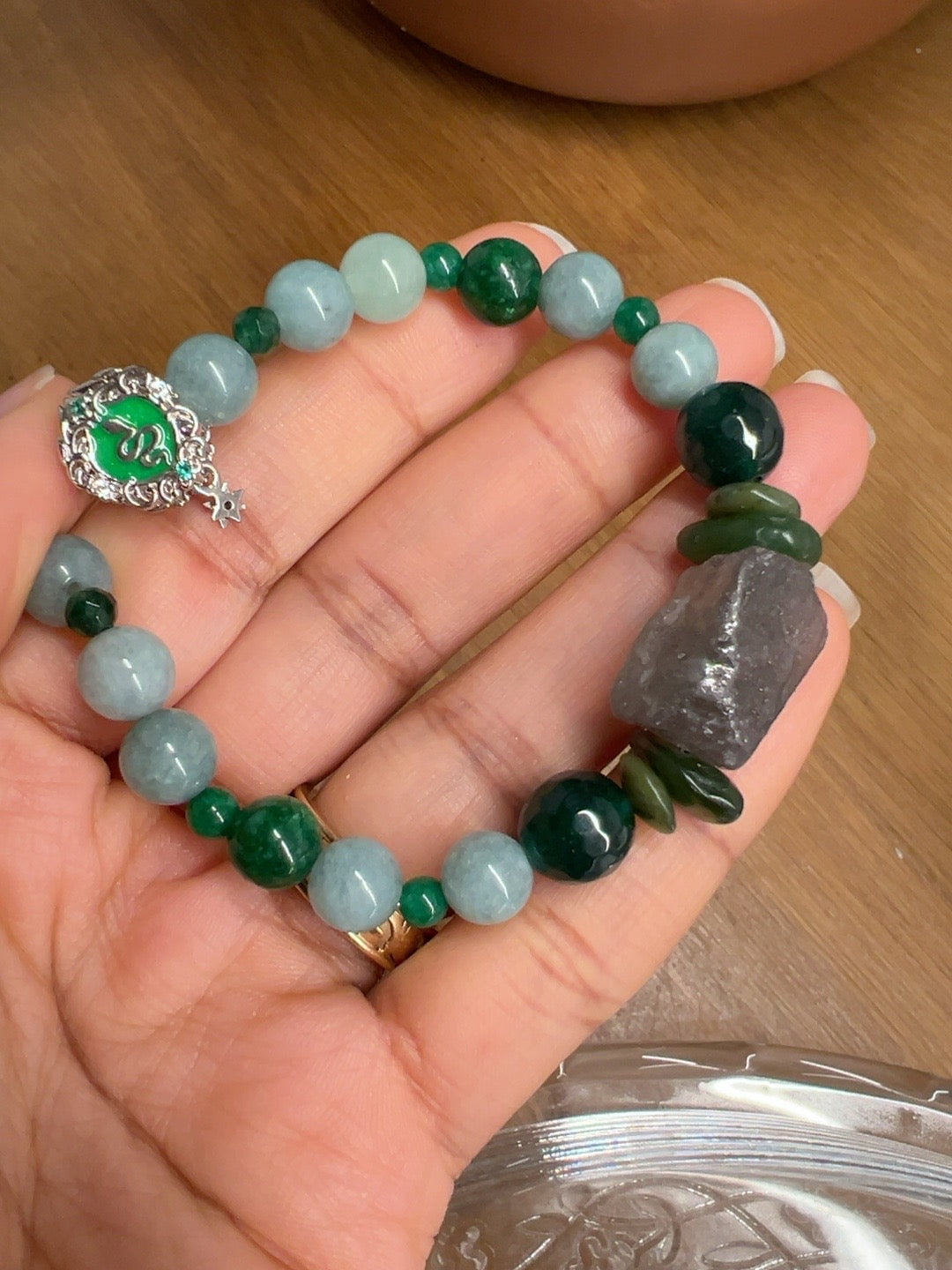 Le Cobra Sacré en jade et calcédoine, vue complète avec serpent
